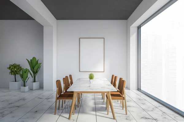 Beyaz Duvarları Mermer Zemini Kahverengi Sandalyeli Uzun Masası Olan Modern — Stok fotoğraf