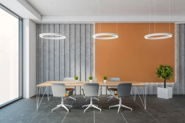 Vorderansicht Des Modernen Büro Besprechungsraums Mit Orangefarbenen Und Grauen Wänden — Stockfoto