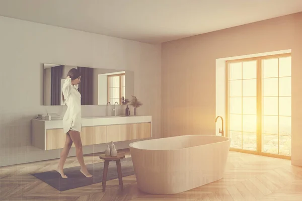 Hermosa Mujer Joven Caminando Baño Moderno Con Paredes Blancas Suelo — Foto de Stock