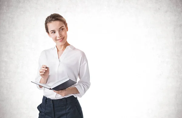 Retrato Una Joven Empresaria Sonriente Pie Con Cuaderno Tomando Notas —  Fotos de Stock