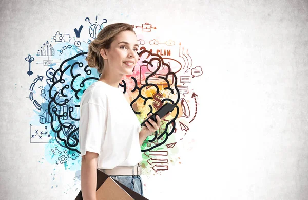 Retrato Joven Mujer Negocios Sonriente Con Carpeta Teléfono Inteligente Pie — Foto de Stock