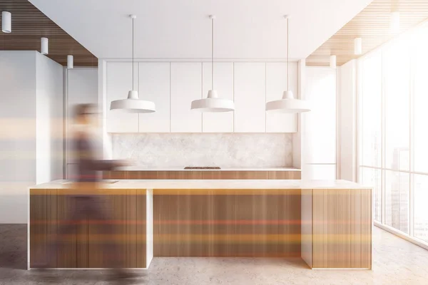 Joven Borroso Caminando Cocina Moderna Con Paredes Madera Blanca Oscura —  Fotos de Stock