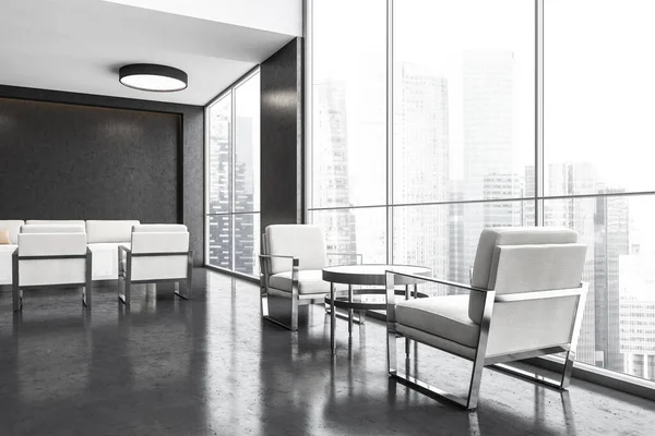 Graue Business Lobby Mit Stühlen Der Nähe Eines Großen Fensters — Stockfoto