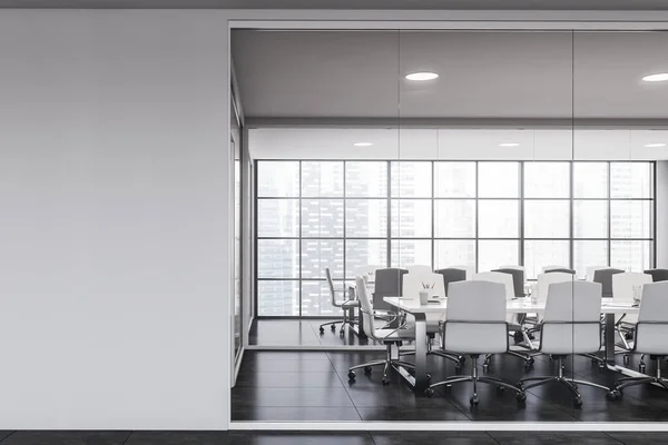 Vista Frontal Moderna Sala Reuniones Oficina Con Paredes Blancas Vidrio —  Fotos de Stock