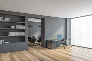 Gri ofis odası, sekreter ve geniş pencereli toplantı odası. Ofisin minimalist tarzı. Masada sandalye ve bilgisayar var. İnsan yok.