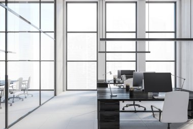 Bilgisayarlı siyah ofis masaları, büyük pencereli parlak beyaz iş odası, şehir gökdelenleri manzaralı, insan yok, 3D görüntüleme
