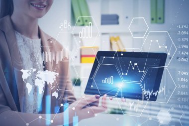 Bulanık ofiste bilgisayarla çalışan tanınmayan genç bir iş kadını dünya haritası ve grafiklerini iki kez gösteriyor. Tonlanmış görüntü. Bu görüntünün elementleri NASA tarafından desteklenmektedir