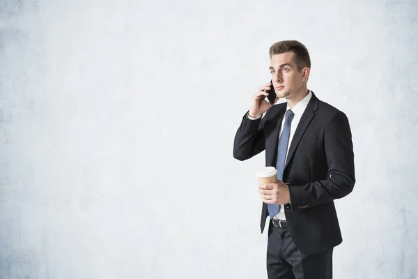 Portret Van Jonge Europese Zakenman Met Koffie Gesprek Smartphone Buurt — Stockfoto