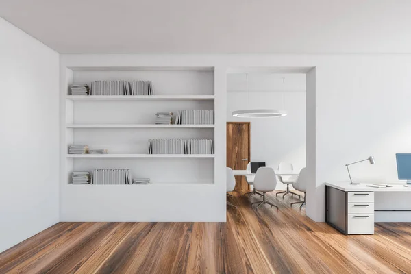 Weißes Büro Großes Bücherregal Und Besprechungsraum Minimalistische Stilvolle Helle Büroeinrichtung — Stockfoto