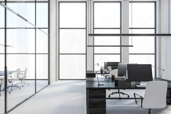 Svarta Kontorsbord Med Datorer Arbetsplats Ljust Vitt Affärsrum Med Stora — Stockfoto