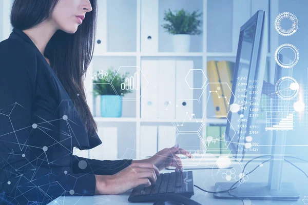 Onherkenbare Zakenvrouw Met Behulp Van Computer Wazig Kantoor Met Dubbele — Stockfoto