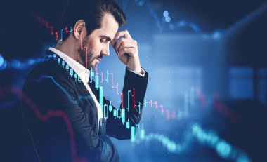 Bulanık ofiste grafiklerle duran stresli iş adamının portresi. Finansal kriz kavramı. Renkli resim çift pozlama