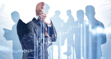 Tanımlanamayan düşünceli iş adamının portresi. Bulanık şehirde ekibiyle birlikte duruyor. İki kat barfikse maruz kalıyor. Tonu ayarlanmış resim