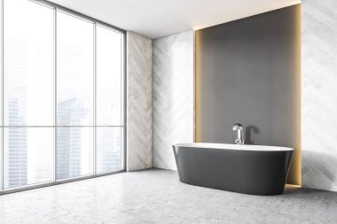 Gri küvet ve banyoda büyük bir ayna, şehir manzarası ve dışarıda gökdelenler. Arka ışıklandırması ve mermer zemini olan bir banyo. 3D görüntüleme yapan insanlar yok.