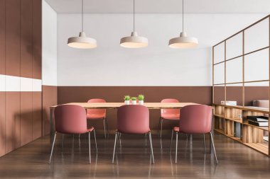 Beyaz ve kahverengi duvarlı modern yemek odasının içi, ahşap zemin ve kırmızı sandalyeli uzun masa. 3d oluşturma