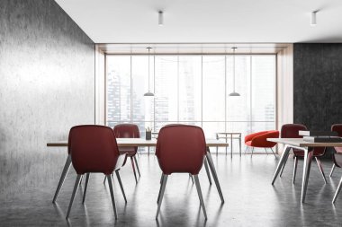 Gri ofis odası, ahşap masalar, kırmızı sandalyeler, gri mermer zemin ve büyük pencereler. İnsansız bir minimalist ofisin 3 boyutlu canlandırması