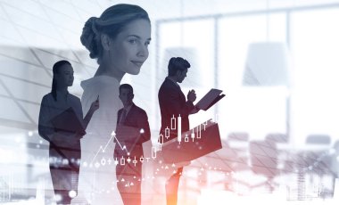 Modern ofiste takım arkadaşlarıyla birlikte çalışan planlayıcısı olan kendine güvenen genç bir iş kadını. Grafiklerin tonlanmış resmi çifte pozlama