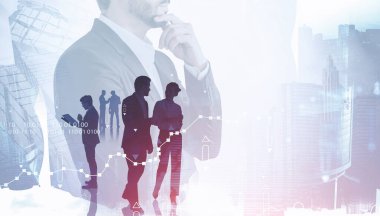 Modern şehirdeki tanınmamış, düşünceli iş adamının portresi. Meslektaşlarının çifte teşhisi ve grafiği. Tonu ayarlanmış resim