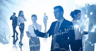 Bulanık şehirde akıllı telefon kullanan başarılı iş adamlarının portresi. Grafiklerin tonlanmış resmi çifte pozlama