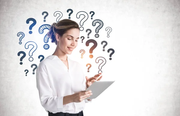 Portrait Smiling Young Businesswoman Using Tablet Concrete Wall Question Marks — Stock Photo, Image