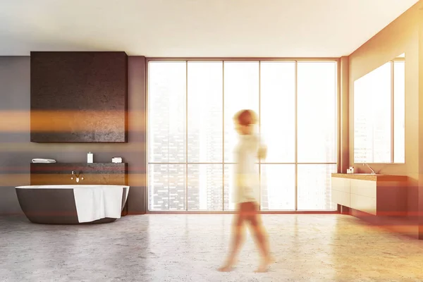 Jovem Desfocada Andando Banheiro Moderno Com Paredes Cinza Piso Concreto — Fotografia de Stock