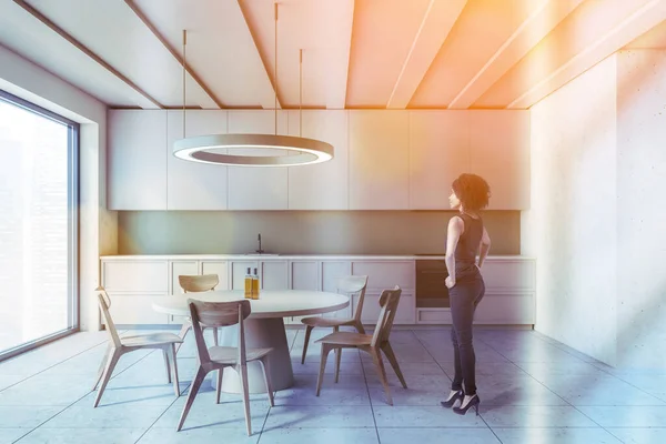 Young African American Woman Standing Modern Kitchen White Green Walls — Stok fotoğraf