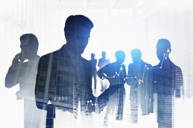 Bulanık şehirde birlikte çalışan iş adamlarının siluetleri çift taraflı grafiklere maruz kalıyor. Takım çalışması ve ortaklık kavramı. Tonu ayarlanmış resim