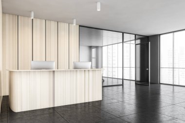 İki dizüstü bilgisayarlı ahşap ofis resepsiyonu ve müşteri hizmetleri için sandalyeli ayrı konferans salonu, yan görüş. Modern mobilyalarla donatılmış iş lobisine giriş odası, insan yok.