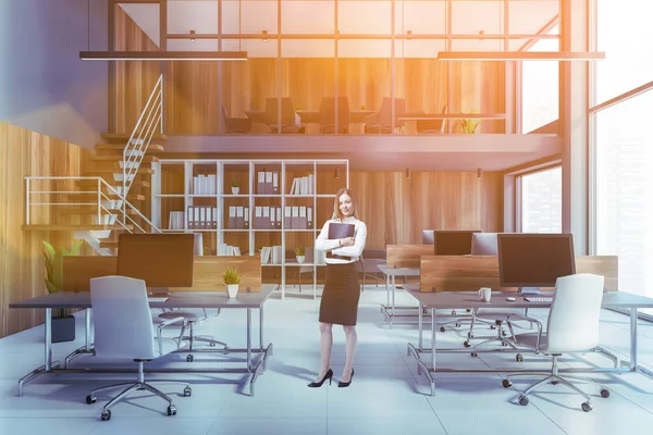 Geschäftsfrau Steht Einem Modernen Großraumbüro Mit Blauen Und Hölzernen Wänden — Stockfoto
