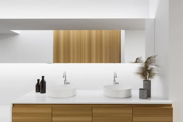 Beyaz Ahşap Duvarlı Modern Banyo Aynalı Çift Lavabo Oluşturma — Stok fotoğraf