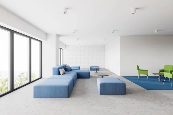 Interieur Eines Modernen Konferenzraums Mit Weißen Wänden Betonboden Blauen Sofas — Stockfoto