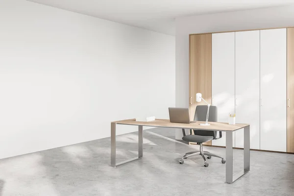 Ecke Des Modernen Ceo Büros Mit Weißen Wänden Betonboden Computertisch — Stockfoto