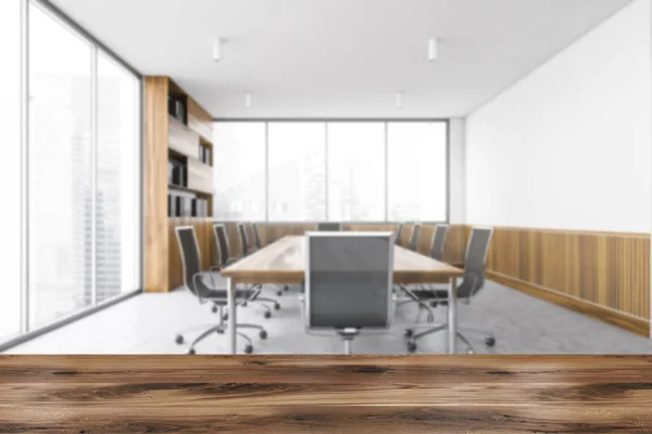 Sala Konferencyjna Biurowa Centrum Biznesowym Zamazana Drewniany Stół Pierwszym Planie — Zdjęcie stockowe
