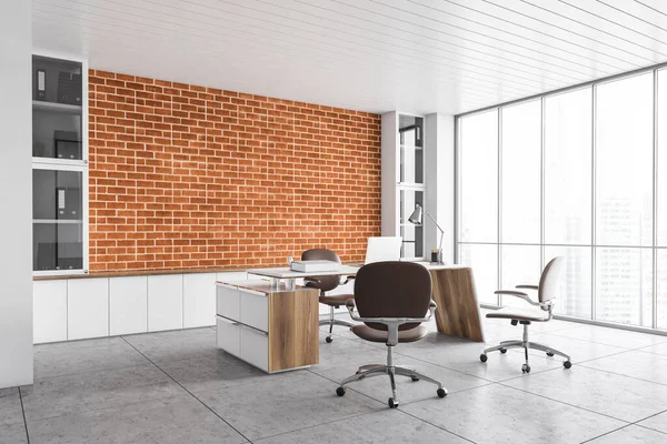 Masasında dizüstü bilgisayarı olan beyaz ofis lobisi resepsiyon odası ve arka planda kahverengi tuğla duvar olan üç deri sandalye. Müşteriler için ofis odası yan görünüm, 3 boyutlu görünüm, kimseyi gösterme