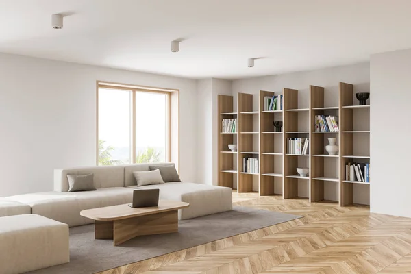 白い壁 木製の床 白いソファとノートパソコン付きのコーヒーテーブルとモダンなリビングルームのインテリア 右側の本棚 3Dレンダリング — ストック写真