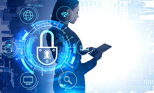 Bulanık ofiste tablet kullanan genç bir iş kadını siber güvenlik arayüzünü iki kez kullanmış. Tonu ayarlanmış resim