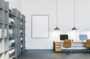 Boş çerçeveli ahşap ofis ve ahşap masalarda bilgisayarlar, beyaz tuğla duvara karşı kitap bulunan gri kitaplık. Ofis masalarının üzerinde beyaz sandalyeli kolyeler, 3D çizim yapmayan insanlar. 