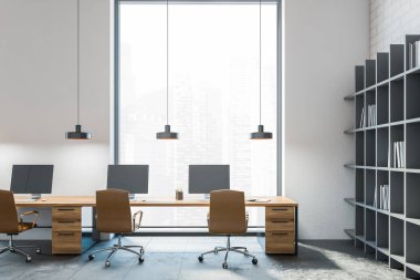 Ahşap ofis, ahşap masalarda bilgisayarlar, şehir manzaralı büyük pencere. Beyaz tuğla duvara karşı gri kitaplık. Ofis masalarının üzerinde beyaz sandalyeli kolyeler, 3D çizim yapmayan insanlar. 