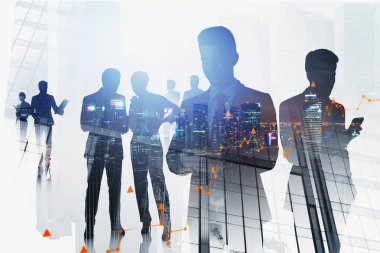 Bulanık şehirde, iki kez grafiklere maruz kalan iş adamlarının siluetleri. Takım çalışması kavramı. Tonu ayarlanmış resim