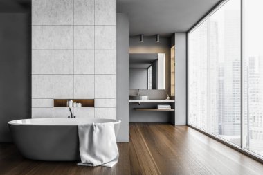 Küvetli karanlık banyo ve şehir manzaralı büyük pencereli lavabolu ayna. Gri duvarlar ve minimalist modern banyonun ahşap döşeme tasarımı, 3D 'de hiç insan yok.