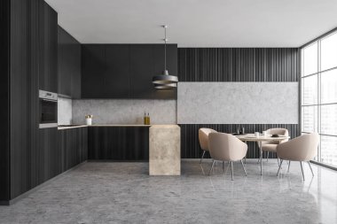 Koyu renk ahşap mutfak, apartmanda yemek odası, siyah mutfak seti ve şehir manzarasına bakan büyük pencereli masa etrafında bej sandalyeler, insan yok.