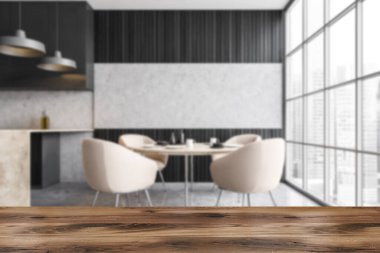 Siyah yemek odasındaki masanın etrafında dört bej sandalye bulanık, ön planda ahşap masa, şehir manzaralı büyük bir pencerenin yanında. Yeni, koyu renk ahşap mutfak tasarımı ve mermer zemin. 3D görüntüleme, insan yok 