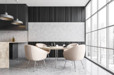 Şehir manzaralı büyük bir pencerenin yanındaki siyah yemek odasındaki masanın etrafında dört bej sandalye. Yeni, koyu renk ahşap mutfak tasarımı ve mermer zemin. 3D görüntüleme, insan yok 