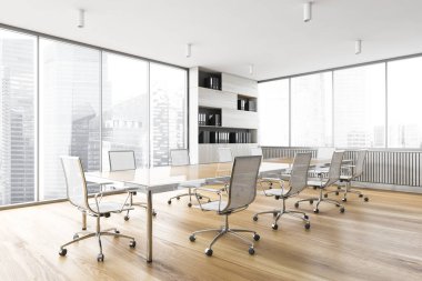 İş merkezinde beyaz ofis toplantı odası, beyaz sandalyeli uzun ahşap masa. Ofis konferans salonu için ahşap ve beyaz tasarım.