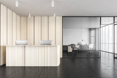 İki dizüstü bilgisayarlı ahşap ofis resepsiyonu ve müşteri hizmetleri için sandalyeli ayrı konferans salonu. Modern mobilyalarla donatılmış iş lobisine giriş odası, insan yok.