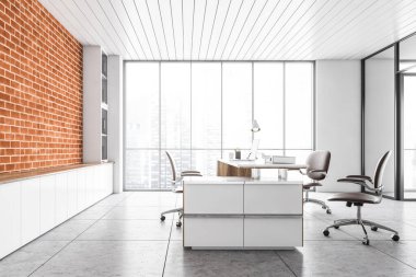 Masasında dizüstü bilgisayarı ve üç deri koltuğu olan beyaz ofis lobisi danışma odası şehrin gökdelenlerinde büyük pencereleri olan tuğla bir duvar. Müşteriler için ofis odası, 3 boyutlu, kimseyi yansıtmayan