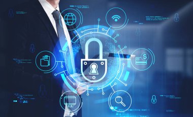 Tanımlanamayan iş adamı bulanık ofiste tablet bilgisayar kullanıyor ve siber güvenlik arayüzünü iki kez kullanıyor. Tonu ayarlanmış resim