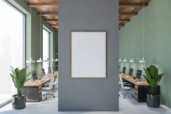 テーブルと白いアームチェアのコンピュータとモックアップ空白のキャンバスと緑のオフィスルーム オープンスペースビジネスルーム 緑の壁と白い床 3Dレンダリングなしの人 — ストック写真