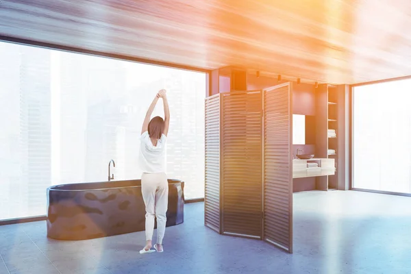 Vue Arrière Jeune Femme Debout Dans Coin Salle Bain Panoramique — Photo