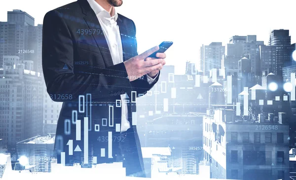 グラフの二重露光とぼやけた都市でスマートフォンで立ってビジネスマンの側面図 トーン画像 — ストック写真